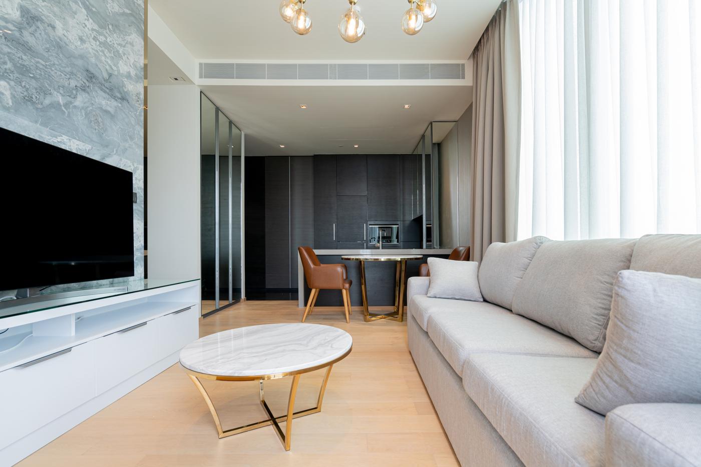 Apartamento contemporâneo com janela ampla e cortina branca