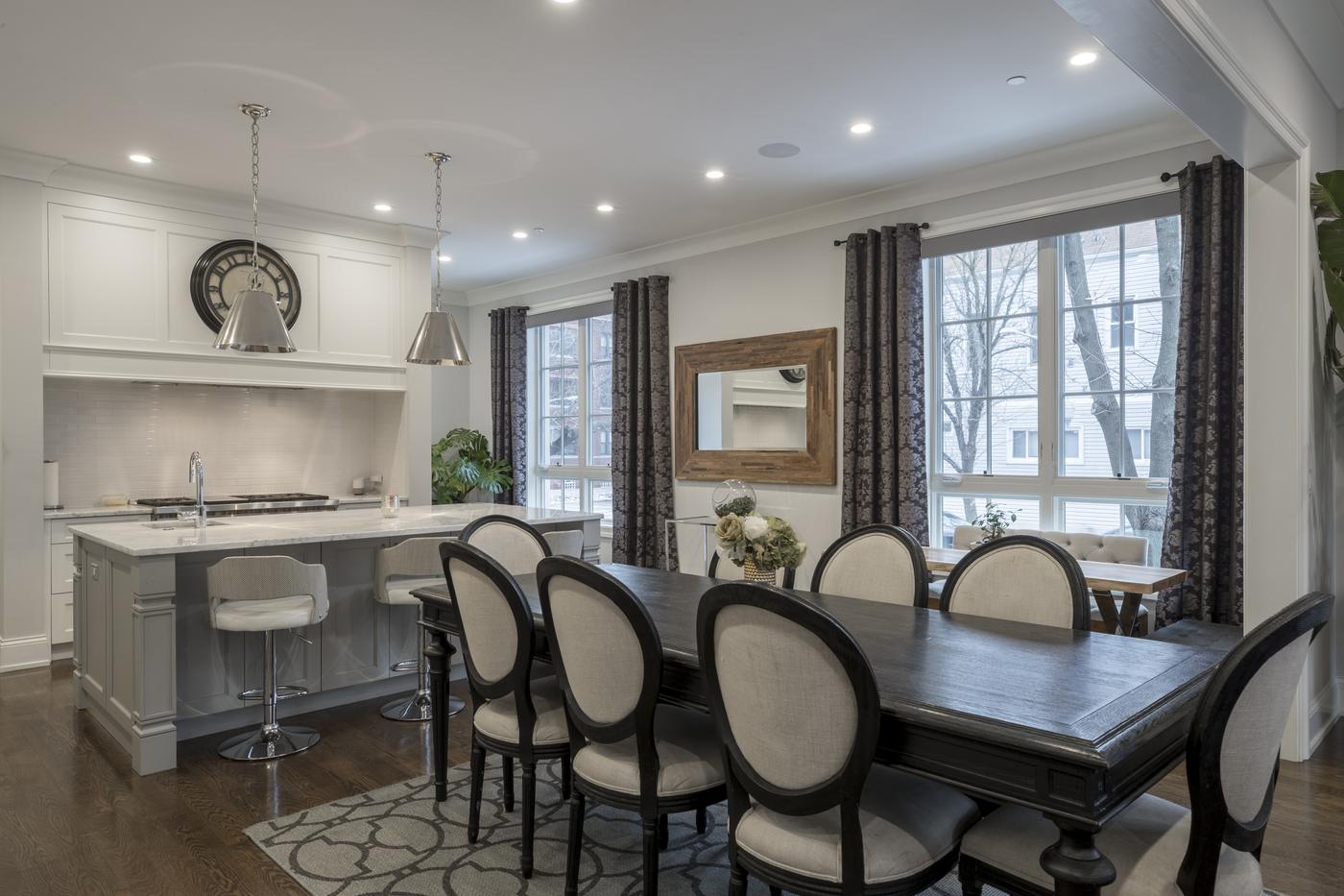 Sala de jantar sofisticada em casa de alto padrão