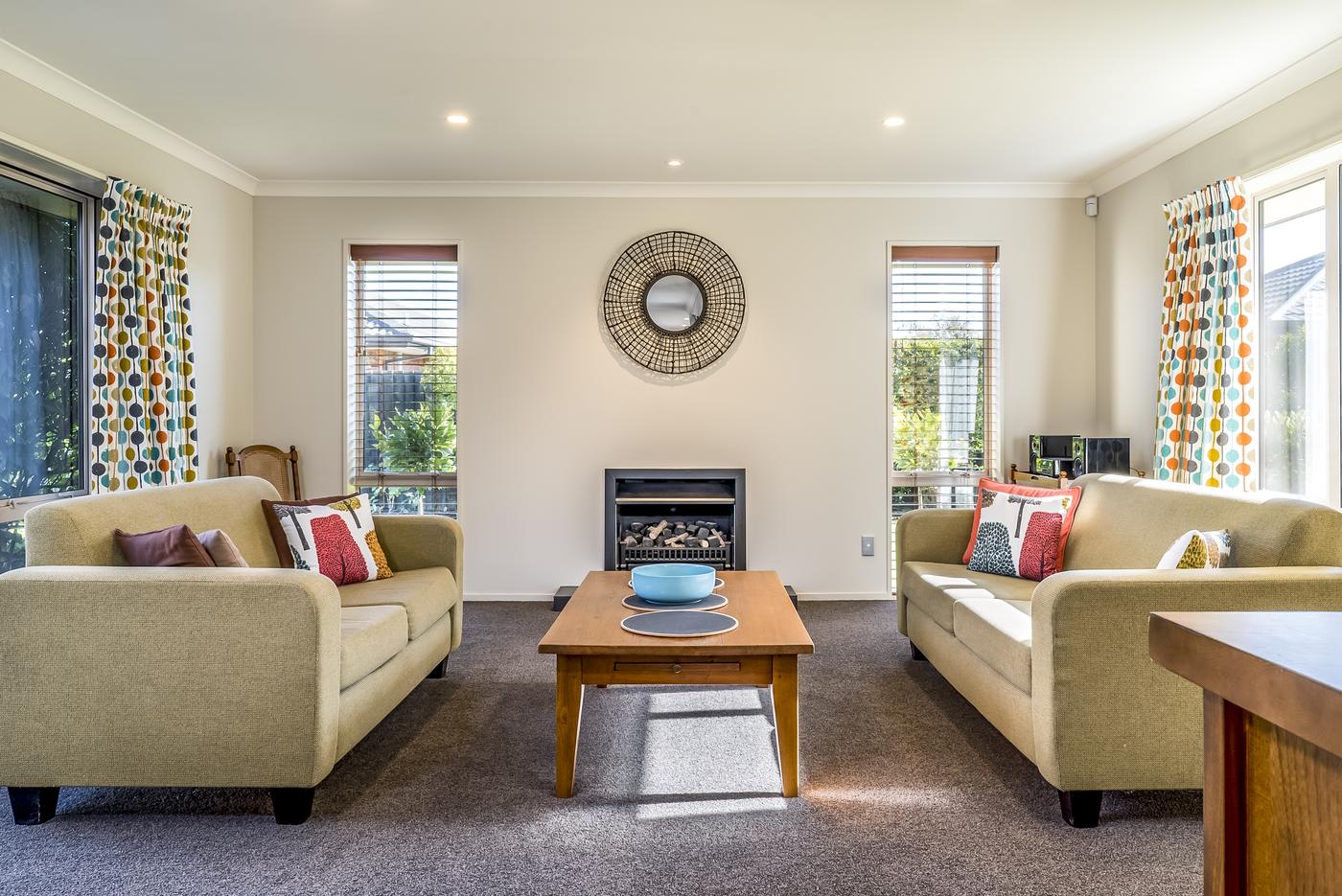 Sala de estar de apartamento moderno com dois sofás