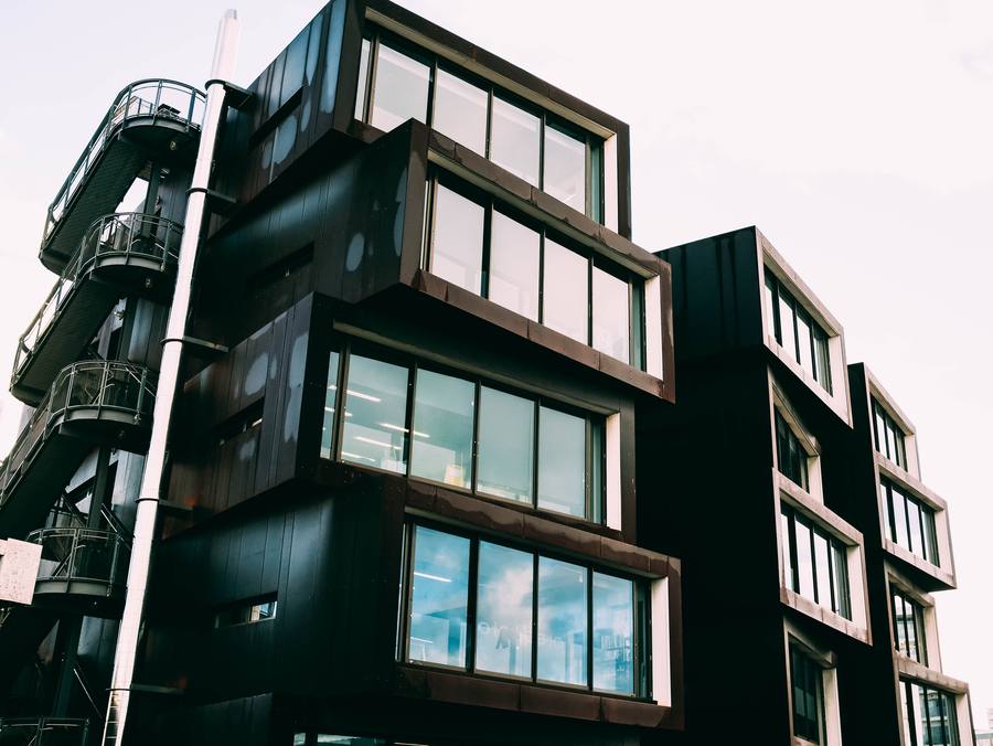 Fachada de arquitetura moderna com estrutura de vidro