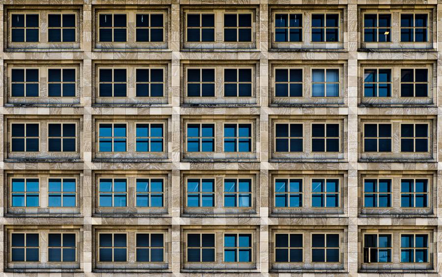 Edifício moderno com janelas de vidro na cidade