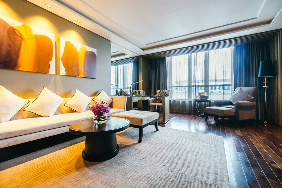 Sala de estar ampla e luxuosa