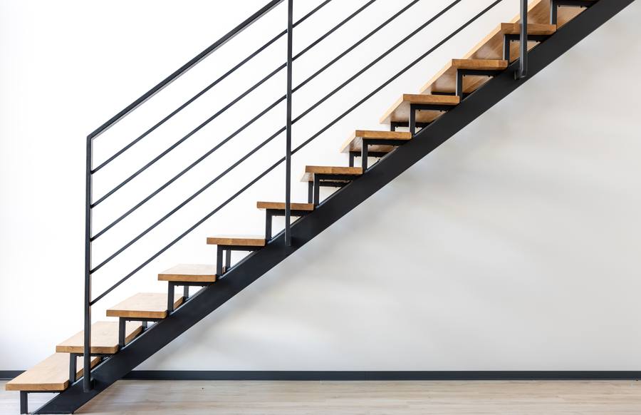 Escada de loft moderno com degraus de madeira
